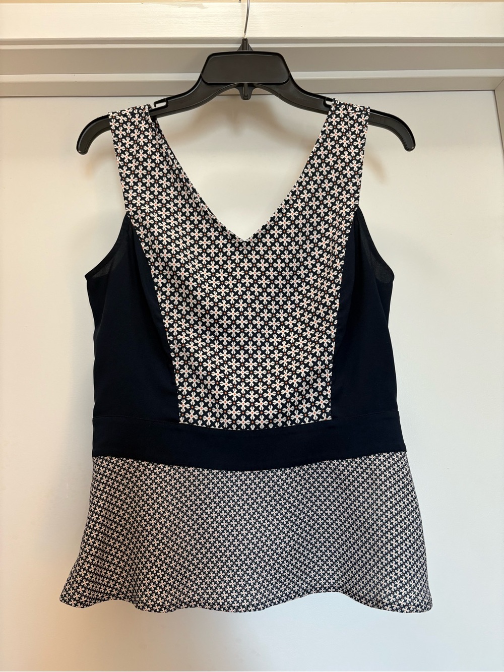Ann Taylor Navy and White Patterned Sleeveless V-Neck Peplum Top